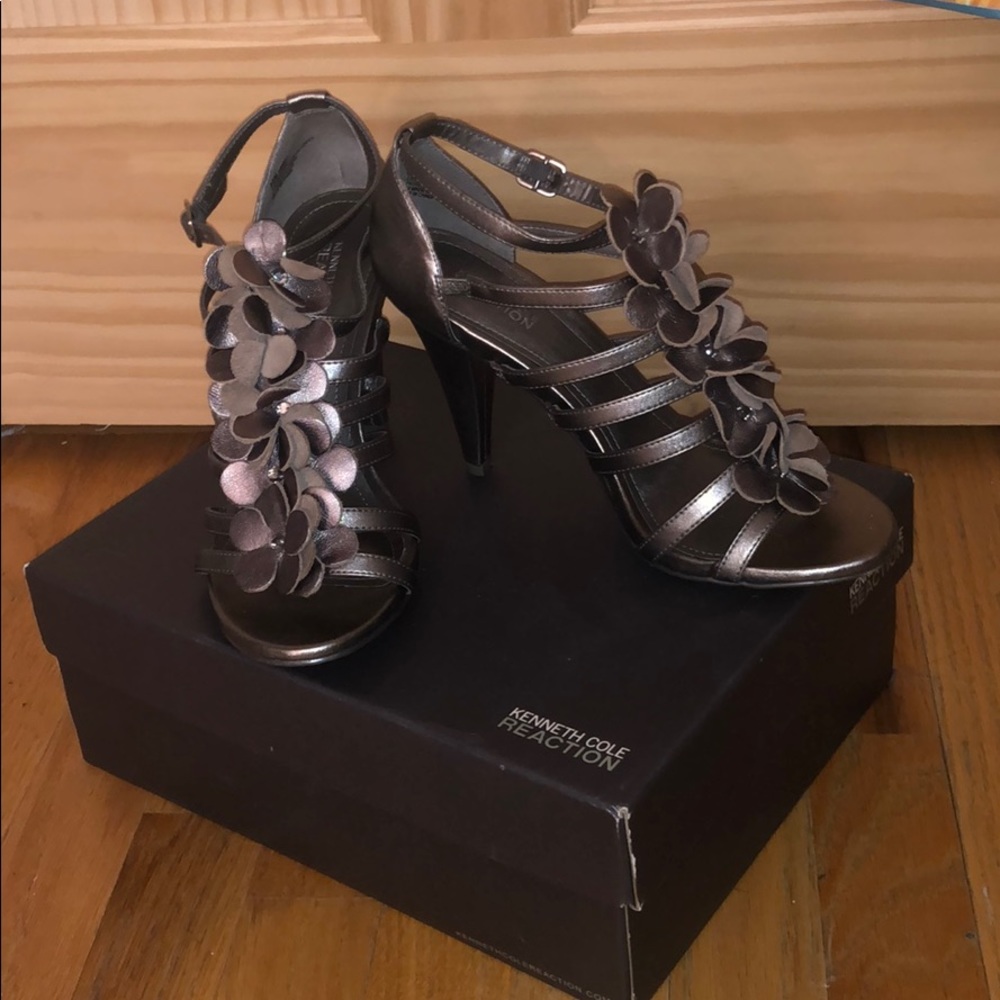Kenneth Cole Reaction Flower Pump